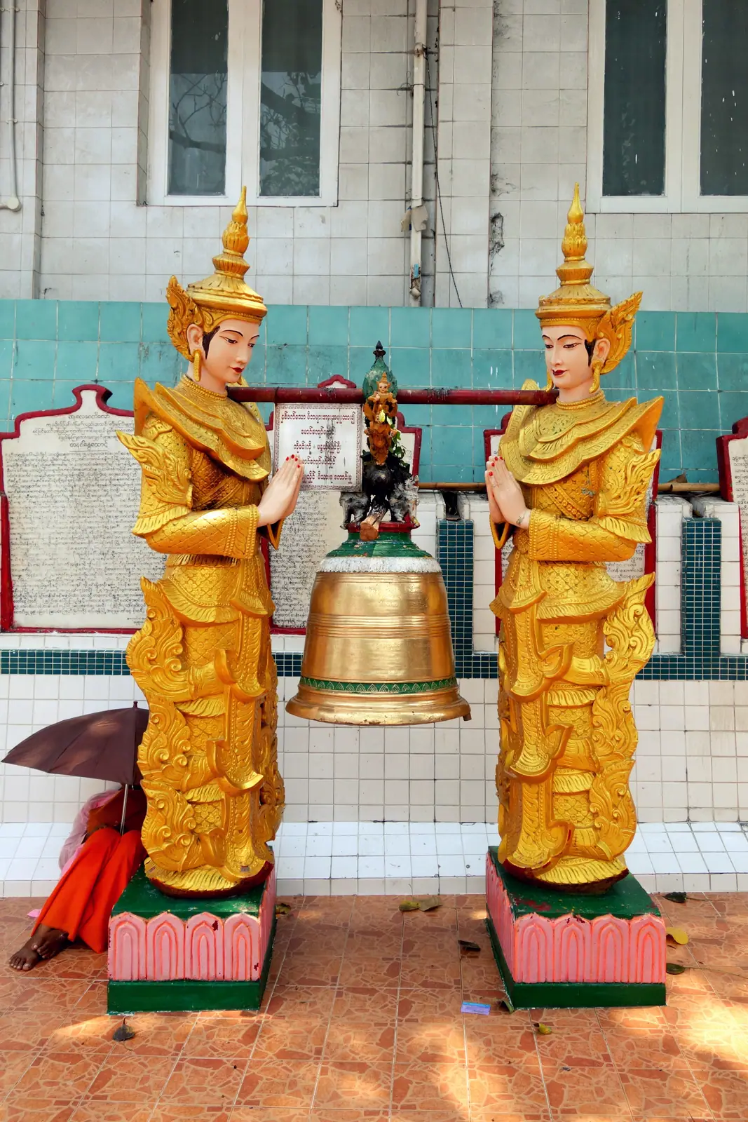 Sule Pagoda in Yangon, Myanmar (Burma) — ပလက်ဖောင်းကို လမ်းညွှန်အဖြစ် အသုံးပြု၍ တန်ဆောင်းနှင့် ကောင်းကင်တန်းကို တစ်ခုတည်း ပုံတွဲသွင်းခြင်း။