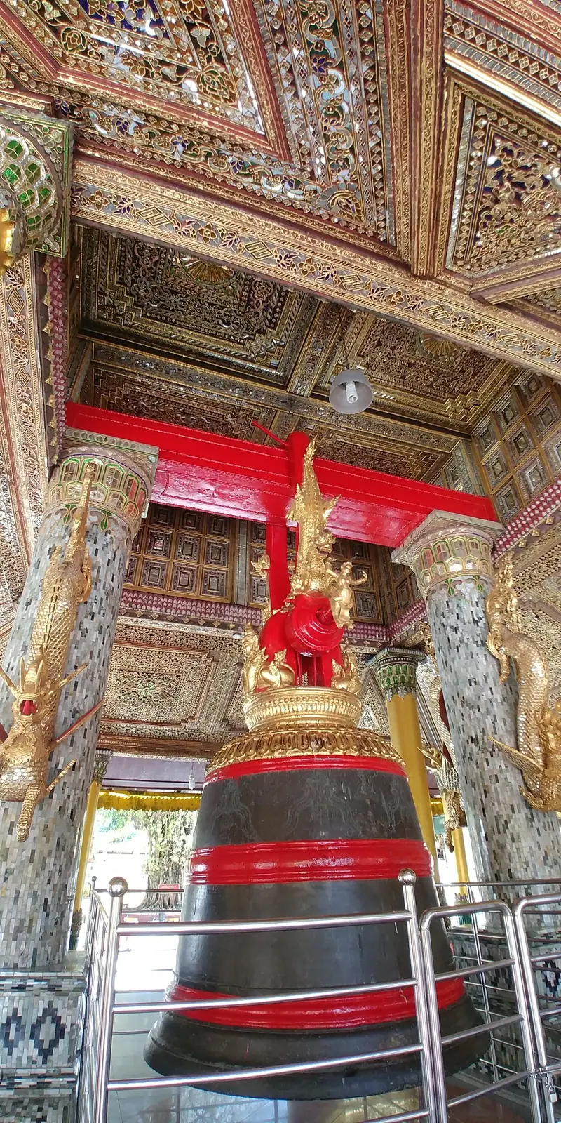 Sule Pagoda in Yangon, Myanmar (Burma) — စေတီခုံးတန်း၏ တစ်ဖက်ရပ်တန့်ရာ - အဖွဲ့လိုက် ဓာတ်ပုံရိုက်ရန် အလှဆုံး နေရာများထဲမှ တစ်ခု။