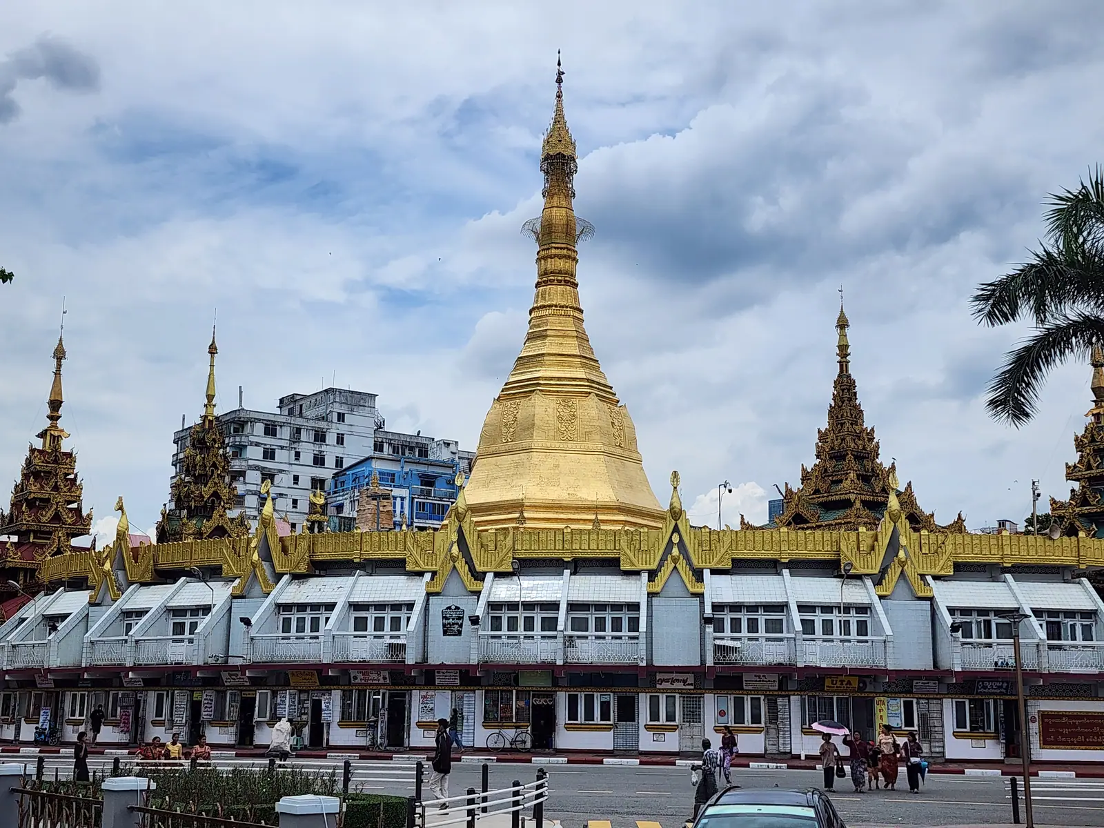 Sule Pagoda in Yangon, Myanmar (Burma) — ရန်ကုန်မြို့တော်ခန်း အဝေးမှ မြင်ကွင်း - စေတီနှင့် အပြန်အလှန် ဆက်စပ်နေသည်။