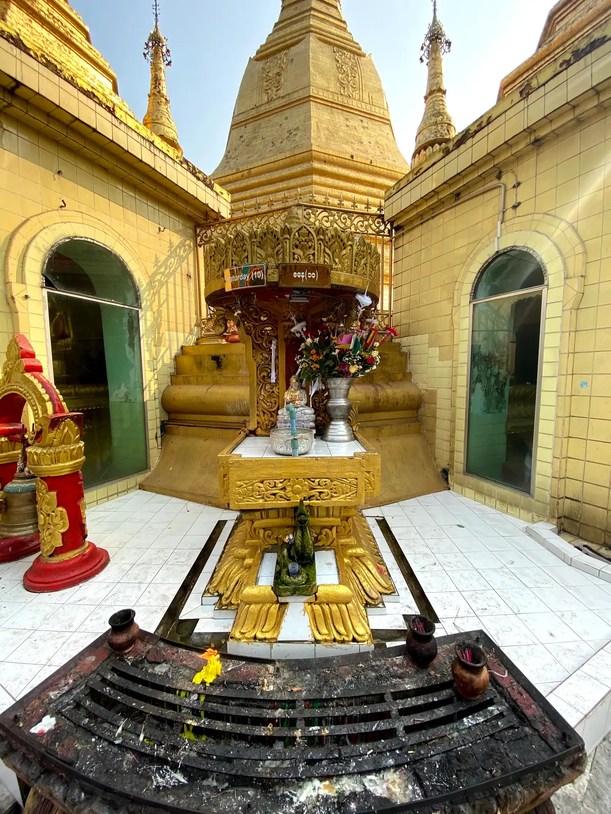 Sule Pagoda in Yangon, Myanmar (Burma) — နေဝင် နွေးထွေးသော အချိန်ကာလ၏ တန်ဆောင်း - အနောက်ဘက်မှ ကျန်ရစ်သော အလင်းသည် ရွှေမျက်နှာပြင်ပေါ်တွင် ရွှေရောင်လှိုင်းကို ဆွဲထုတ်သည်။