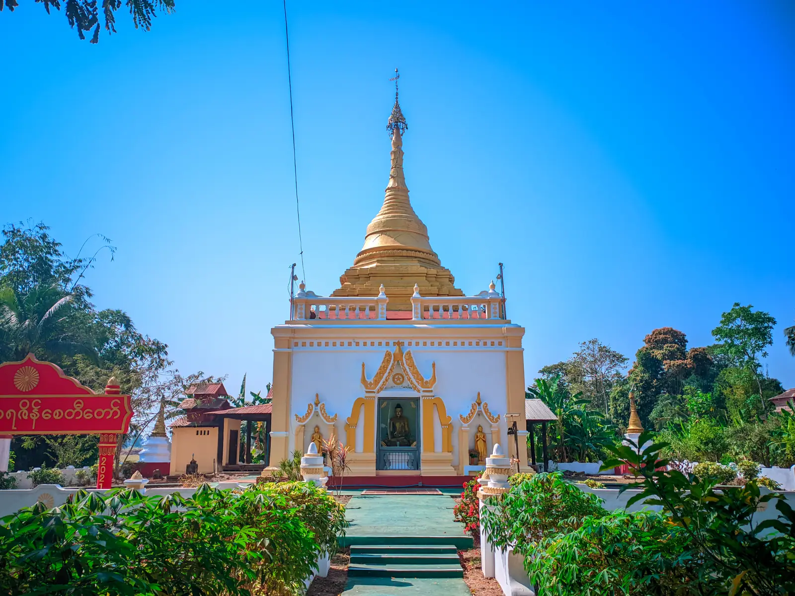 Sule Pagoda in Yangon, Myanmar (Burma) — နေဝင် ရွှေရောင်အလင်းအောက်မှ အဋ္ဌဂံ ရွှေထပ်ထီး - မြို့၏နောက်ခံသည် ပန်းခြံကဲ့သို့ လှပသည်။