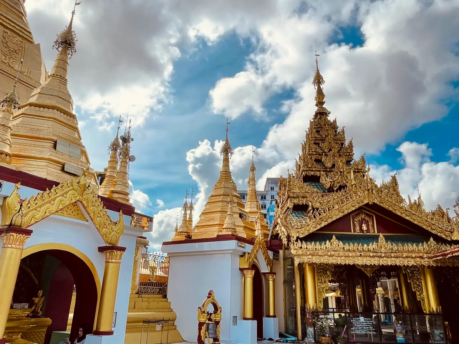 Sule Pagoda in Yangon, Myanmar (Burma) — စေတီအောက်ခြေ ပလက်ဖောင်းနှင့် ကုသိုလ်ပြုသော ယုံကြည်သူများ၏ အနီးကပ်ရုပ်ပုံ - မြို့၏အသွင်အပြင်ပြည့်ဝသည်။