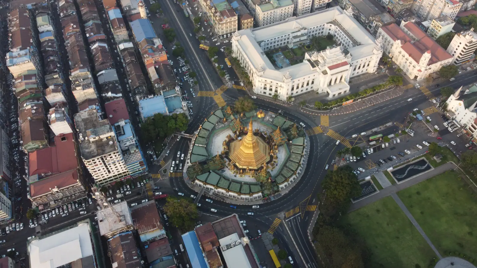 Sule Pagoda in Yangon, Myanmar (Burma) — လမ်းထောင့်မှ အထက်မှ ရိုက်ကူး - ခြေအောက်မြို့၏ ယာဉ်ကြောနှင့် ရွှေထပ်ထီးထိပ်ကို တစ်ခုတည်း ပုံတွဲသွင်းသည်။