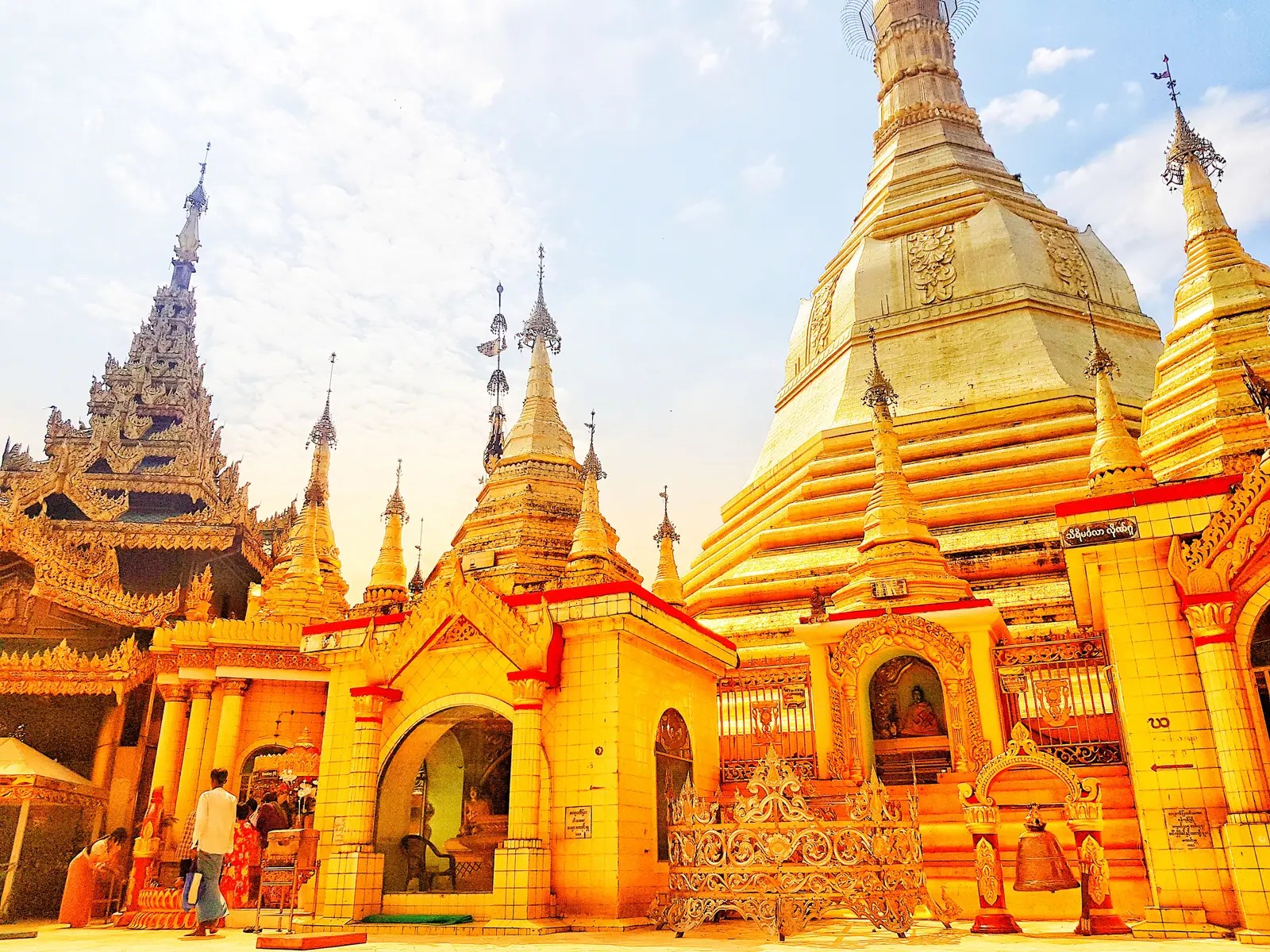 Sule Pagoda in Yangon, Myanmar (Burma) — မြင့်မားသောနေရာမှ စေတီနှင့် ပန်းခြံ စိမ်းလန်းသော ကြိုးဝိုင်းတို့ ဖွဲ့စည်းထားသော မြေမျက်နှာသွင်ပြင်ကို အပေါ်စီးမှ ကြည့်ရှုခြင်း။