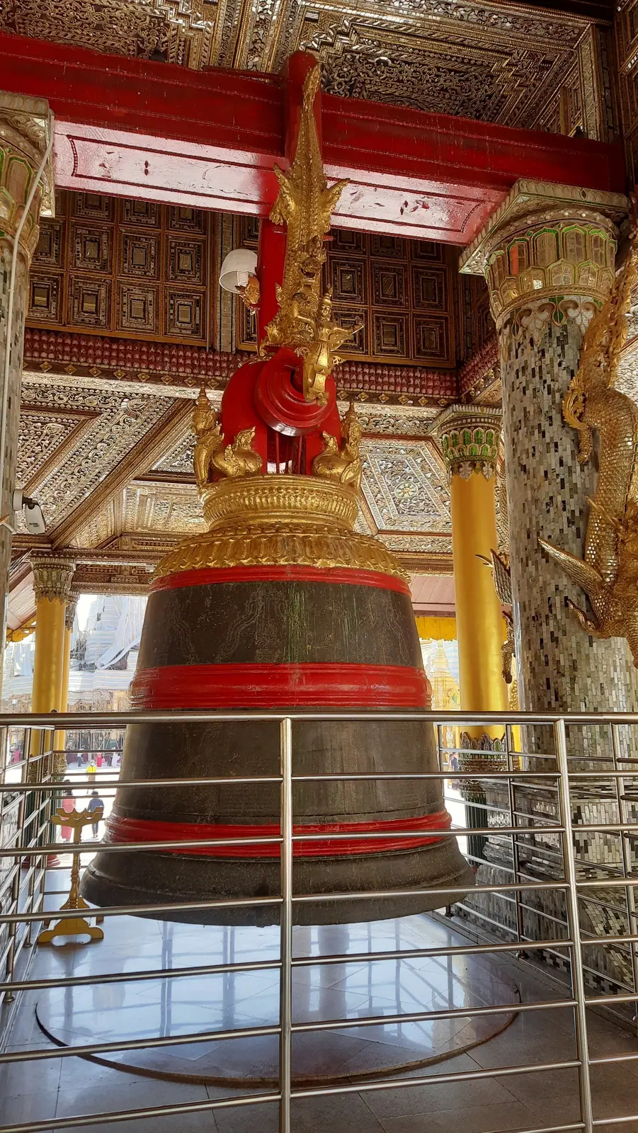 Sule Pagoda in Yangon, Myanmar (Burma) — မိသားစု စေတီခုံးတန်းတွင် လမ်းလျှောက်နေသော နွေးထွေးသော မြင်ကွင်း - မိသားစုနှင့် နှေးနှေးလျှောက်လှမ်းရန် သင့်လျော်သည်။