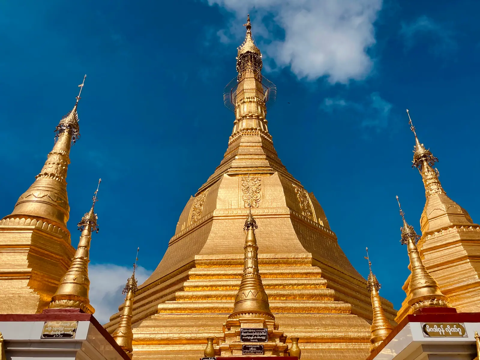 Sule Pagoda in Yangon, Myanmar (Burma) — အပြာရောင်နှင့် အဖြူရောင် လမ်းညွှန်ပြား - မြို့၏ အကြောင်းအရာ မြင်ကွင်းနှင့် ဆက်စပ်သည်။